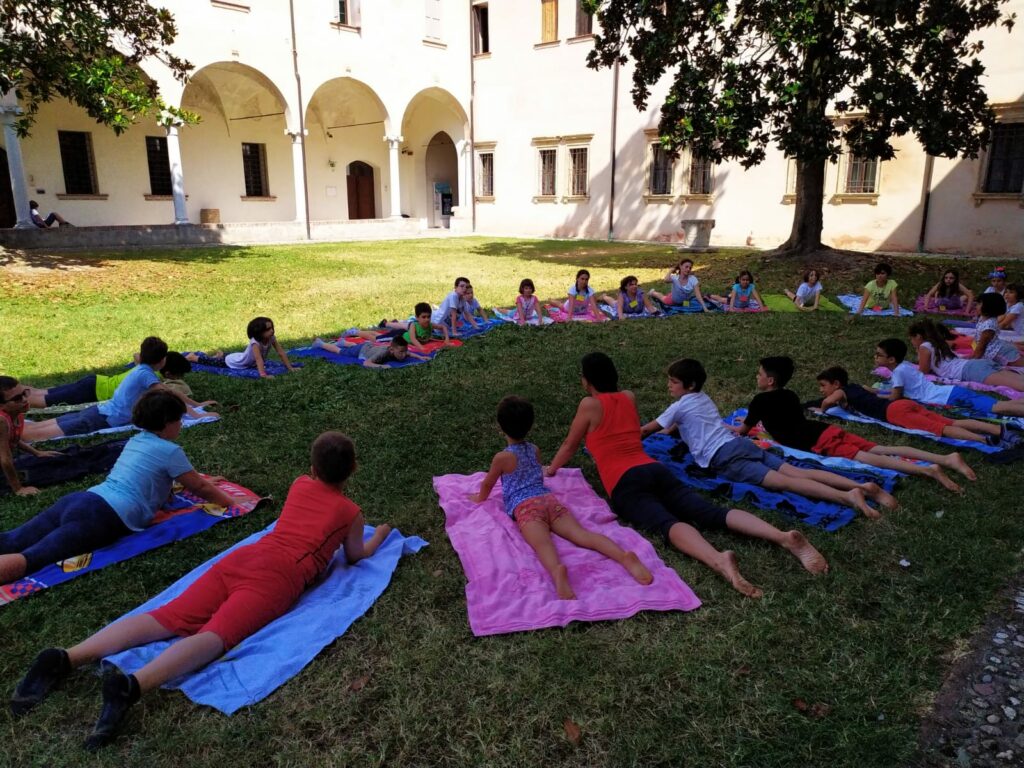 Yoga Educativo all'aperto con bimbi ed adulti sul prato