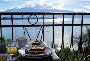 colazione all'aperto vista lago