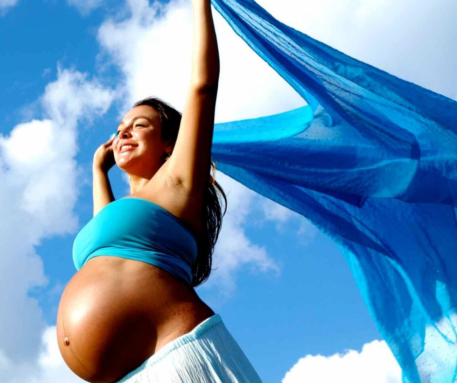 Gravidanza con velo azzurro su cielo blu